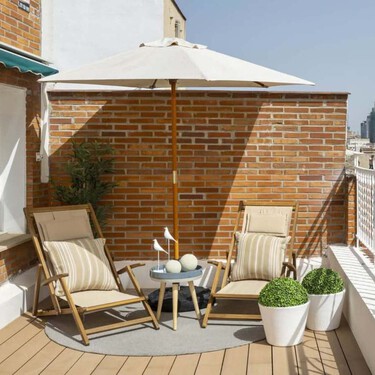 Este es el error más común que hace que una terraza pequeña lo parezca aún más, según los interioristas