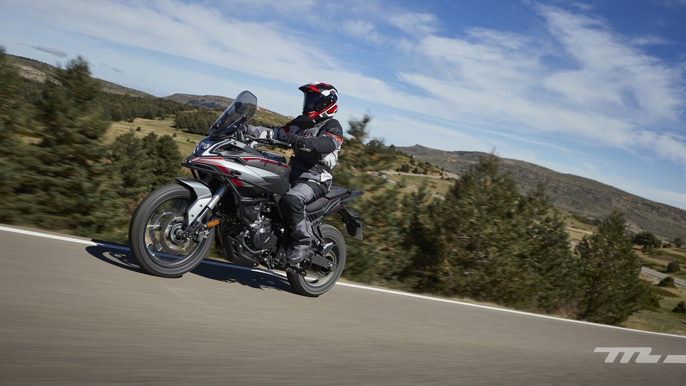 Probamos la Voge 500 DSX: una moto trail para el carnet A2 accesible y que se lo pone difícil a su hermana mayor por menos dinero