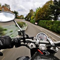 Un motorista fantasma vendió 321 puntos de su carné para librar de multas a casi 100 infractores. La DGT los ha pillado