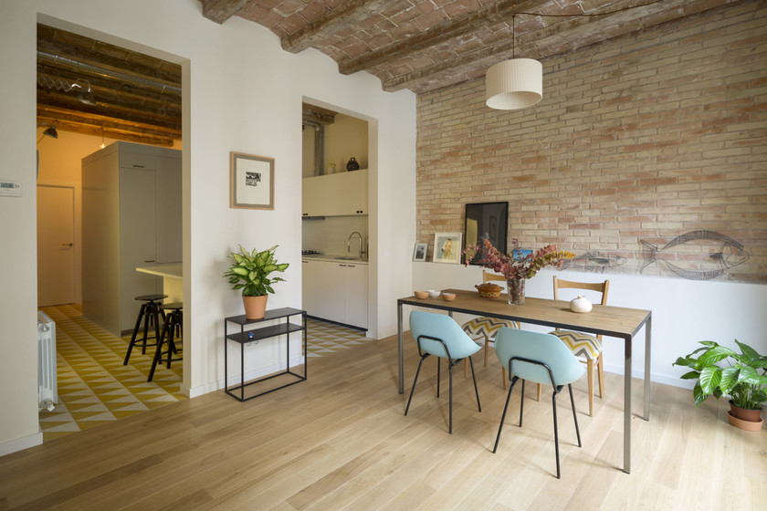 Puertas abiertas: Techos abovedados y vigas de madera en esta casa