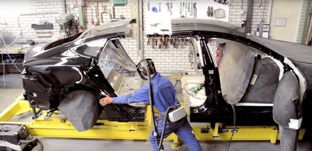 Así es como están destripando el Tesla Model S para hacer limusinas y coches fúnebres