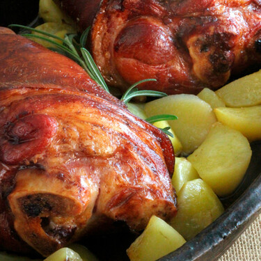 Codillo de cerdo asado con patatas al romero: receta para que quede súper tierno