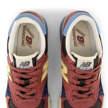 Parecen salidas de un uniforme preppy, pero estas zapatillas de New Balance tienen los colores perfectos para encajar con cualquier look