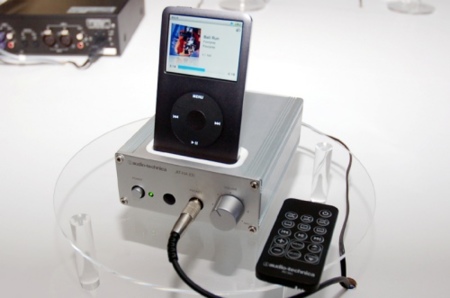 AT-HA35i amplificador y base dock de Audio-Technica