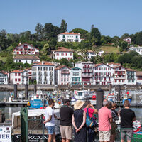 En San Juan de Luz están descubriendo algo: los turistas se están yendo de "picnic" a la playa ante los precios de los bares