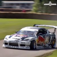 Mad Mike no puede ir recto ni en Goodwood, así da rienda suelta a los 823 CV de su Bad Bull