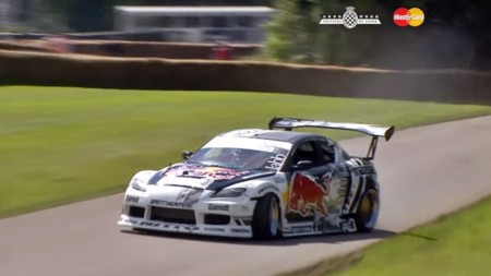 Mad Mike no puede ir recto ni en Goodwood, así da rienda suelta a los 823 CV de su Bad Bull