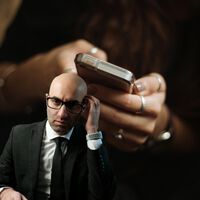 Aviso a los autónomos: obligar a un empleado a usar su móvil personal para trabajar puede acabar en 80.000 euros de multa 