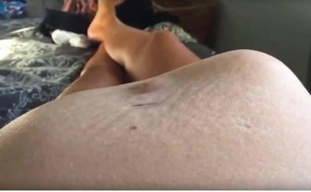 El impresionante vídeo de un bebé que deforma la barriga de su madre con sus movimientos