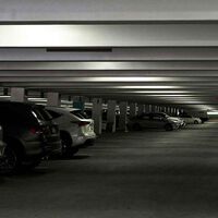 Si por culpa de mi vecina de plaza tuviera que hacer mil maniobras para aparcar cada día habría denunciado como hizo este conductor. Y la Justicia me daría la razón	