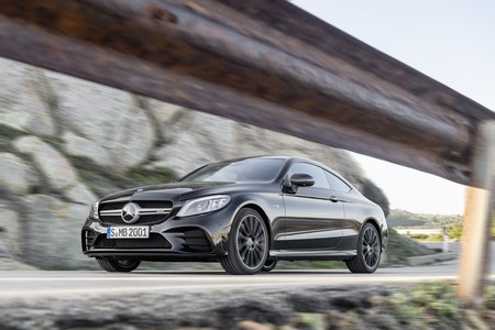 Los Mercedes-Benz Clase C Coupé y Cabriolet cambian sólo lo necesario para 2019