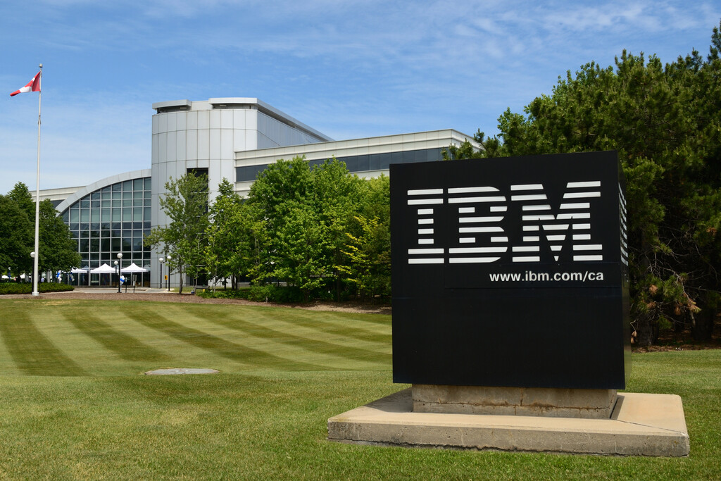 El día que IBM despidió a casi 8,000 empleados para sustituirlos con IA. Tiempo después terminó contratando más personal humano