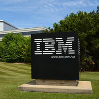 IBM despidió a casi 8,000 empleados para sustituirlos con IA, pero terminó contratando más personal humano 