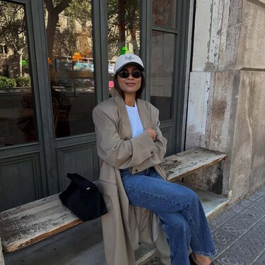 Las nuevas Nike en color azul pastel que están arrasando en los looks de las chicas clásicas para ir a la oficina 