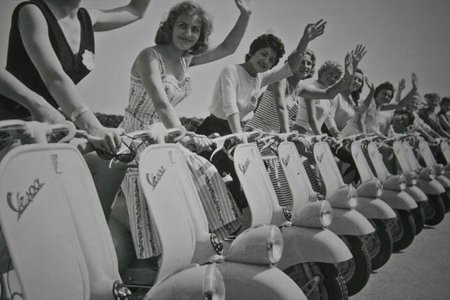 Vespas diciendo adiós