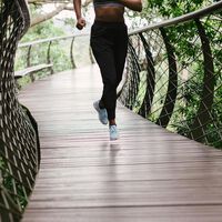 Decathlon liquida las zapatillas Asics perfectas para salir a correr a un precio tan bajo que se van a agotar rapidísimo 