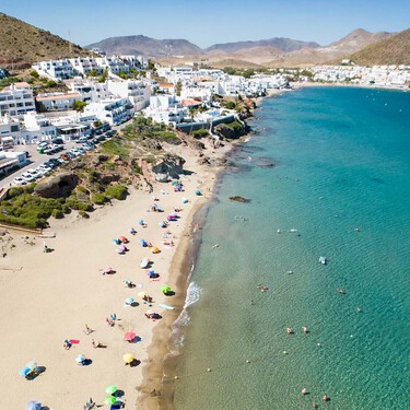 El pueblo pesquero olvidado de España: un rincón de playas eternas y marisco exquisito con todo el sosiego del Mediterráneo 