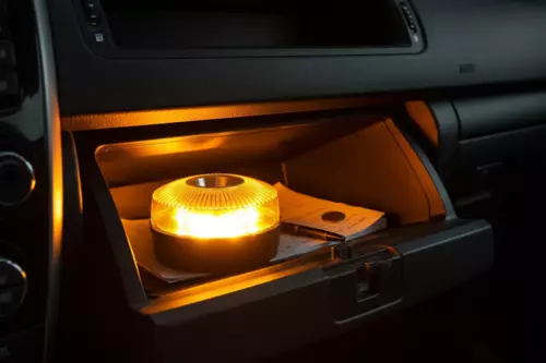 Baliza V16 En El Interior De Una Guantera