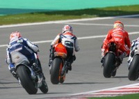 Dura caída de Pedrosa, aunque sin gravedad