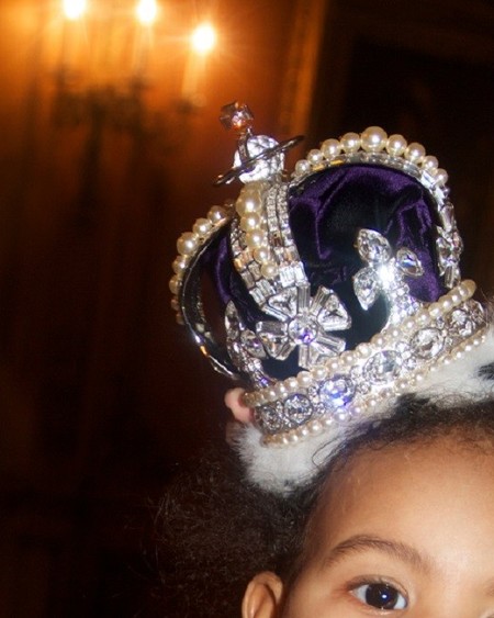Bajo esa corona solo podía estar Blue Ivy y mamá Beyoncé