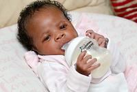 Una niña de tres días se alimenta sola 