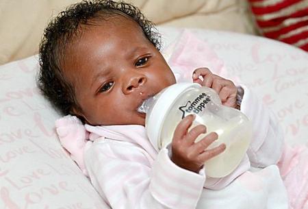 Una niña de tres días se alimenta sola