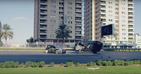 Gymkhana 8, un avión, una pick-up en dos ruedas y un lugar en medio del desierto
