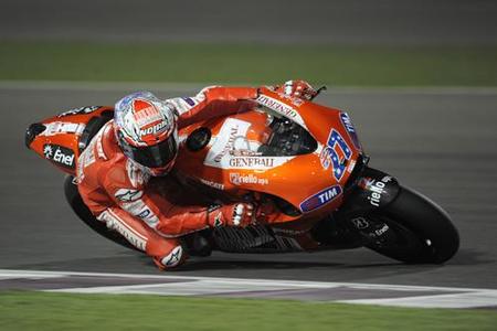 Casey Stoner consigue toserle a Valentino en la última cita de pretemporada en Qatar