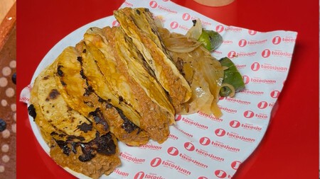 El paquete taquero de 149 pesos que incluye 4 tacos, agüita del día y un vasito de helado en CDMX