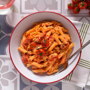 La mozzarella es un queso estupendo para la pasta… Hasta que descubres este recetón con queso feta y tomate cherry 