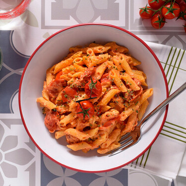 La mozzarella es un queso estupendo para la pasta… Hasta que descubres este recetón con queso feta y tomate cherry 