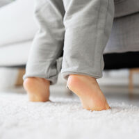 Qué significa que un niño camine de puntillas, según los pediatras
