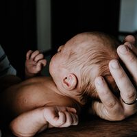 Mi bebé no sujeta la cabeza: cómo saber si tiene hipotonía