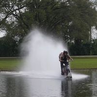 Compran una moto eléctrica, la meten en un lago lleno de cocodrilos y se ponen a surfear con ella