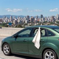 Muchos cuelgan una tela blanca en la ventana de un coche que va en movimiento: por qué lo hacen y para qué sirve 