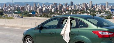 Muchos cuelgan una tela blanca en la ventana de un coche que va en movimiento: por qué lo hacen y para qué sirve 