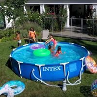 Sin gastar en depuradora ni cloro: el mejor consejo que he probado para mantener el agua de la piscina limpia cuando acaba el verano 