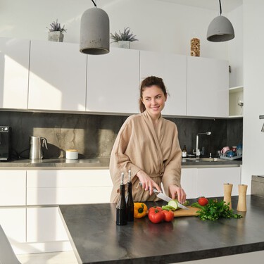 No a las islas de cocina, pero sí a las penínsulas: por qué es la reina absoluta de las reformas en 2026 