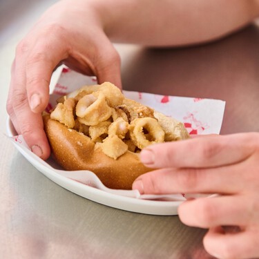 Este es el bar que recomienda la Guía Repsol si quieres comer el mejor bocata de calamares de Madrid