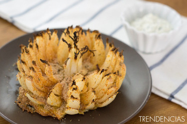 Pétalos de cebolla crujiente. Receta de aperitivo 