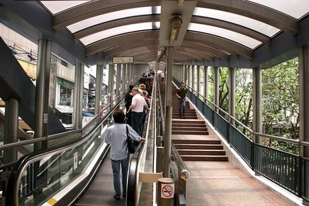 La escalera mecánica cubierta más larga del mundo está en Hong Kong
