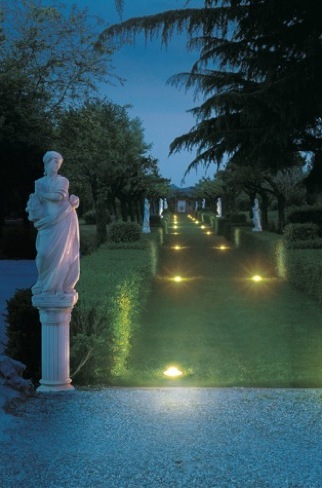 Cinco ideas para iluminar el jardín