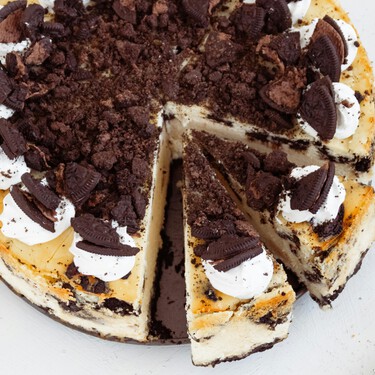 Cómo hacer un cheesecake de oreo sin horno con solo 3 ingredientes, la receta exprés para recibir el Año Nuevo 2026