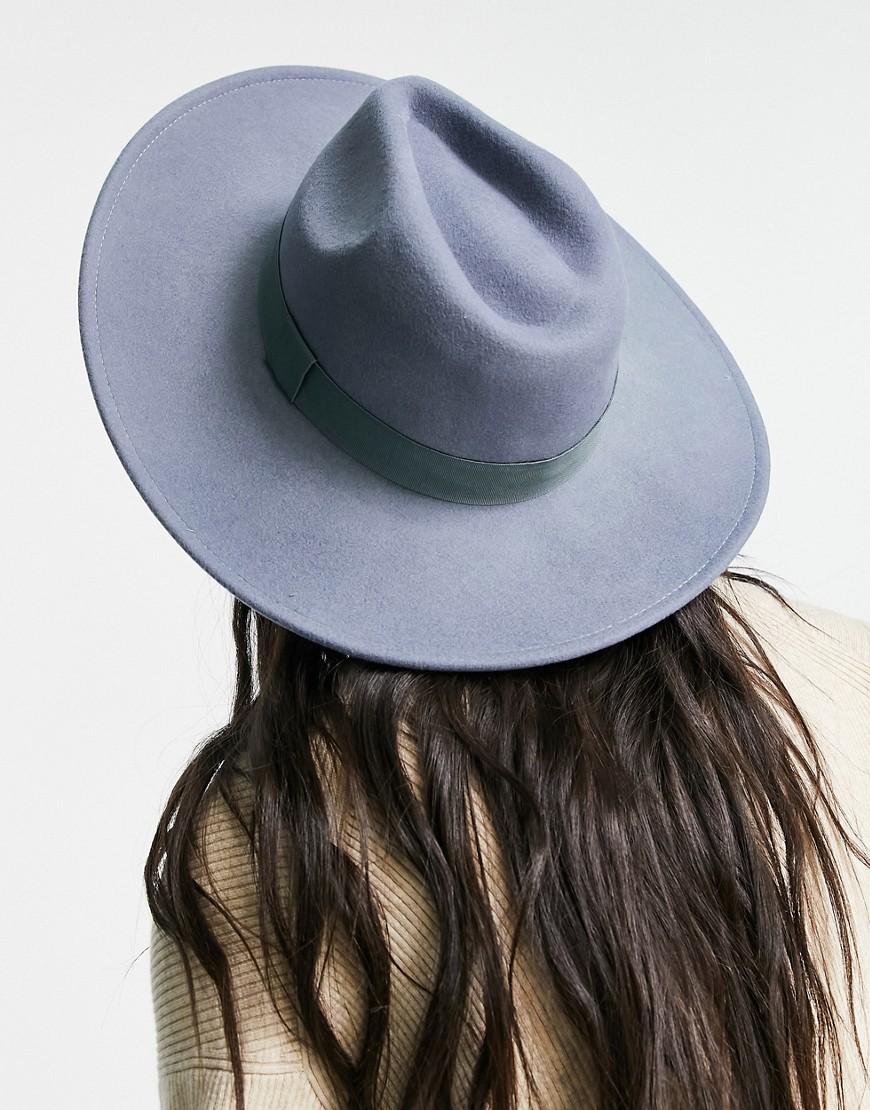 Sombrero fedora azul de ala ancha
