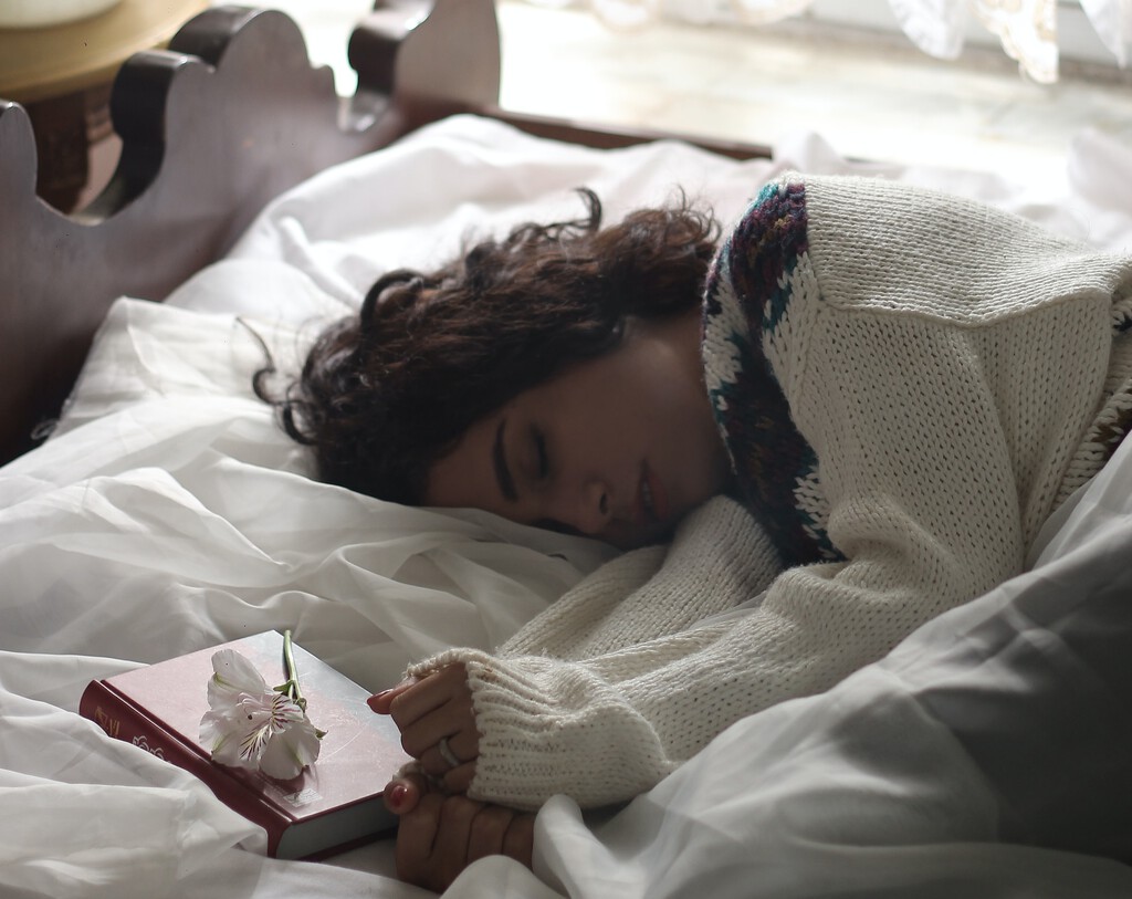 Tener la cama y el sofá calentitos sin encender la calefacción: las mejores opciones para lograrlo ahorrando en la factura de la luz 