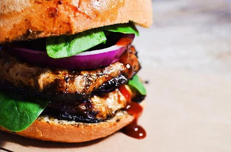 Hamburguesa de portobello a la BBQ. Receta vegetariana muy fácil y deliciosa