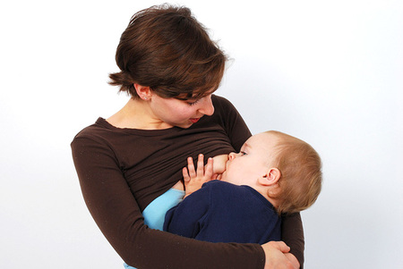 Errores en las hojas de alimentación complementaria del pediatra: especificar cuántas tomas de pecho debe hacer el bebé
