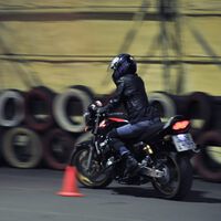 Así es un examen del carnet de moto en Rusia: un policía mirándote, una vieja Suzuki y mucha habilidad