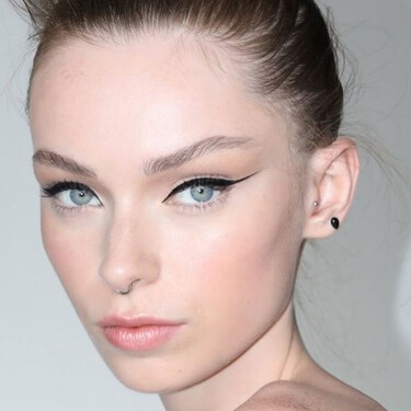 Mejillas rosadas y satinadas, la tendencia de maquillaje que rejuvenece