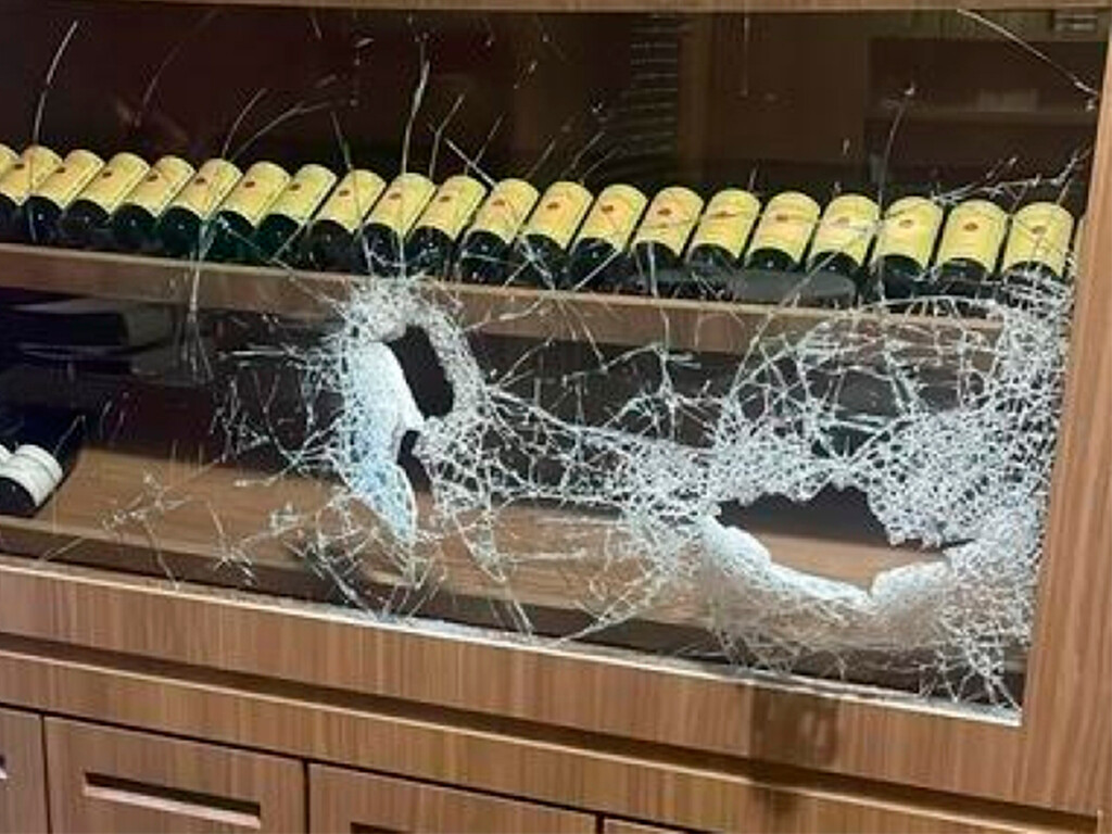 19 botellas de vino, 280.000 euros y un robo en tres minutos: el roto que unos ladrones han hecho a un restaurante de Milán haciéndose pasar por obreros